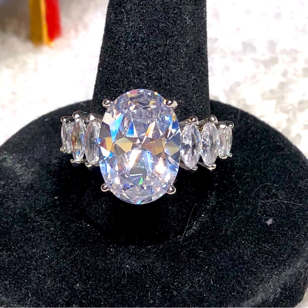 Wow!Large oval ring with 4 marquise side stones, engagement style ring NWOT